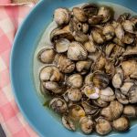 Berberechos con vino blanco y mantequilla de ajo